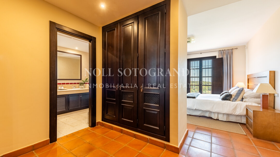 Elegantes Reihenhaus mit drei Schlafzimmern in Los Cortijos de la Reserva, Sotogrande