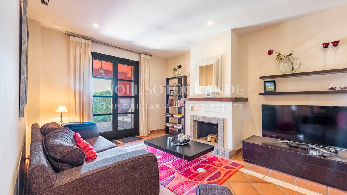 Elegantes Reihenhaus mit drei Schlafzimmern in Los Cortijos de la Reserva, Sotogrande