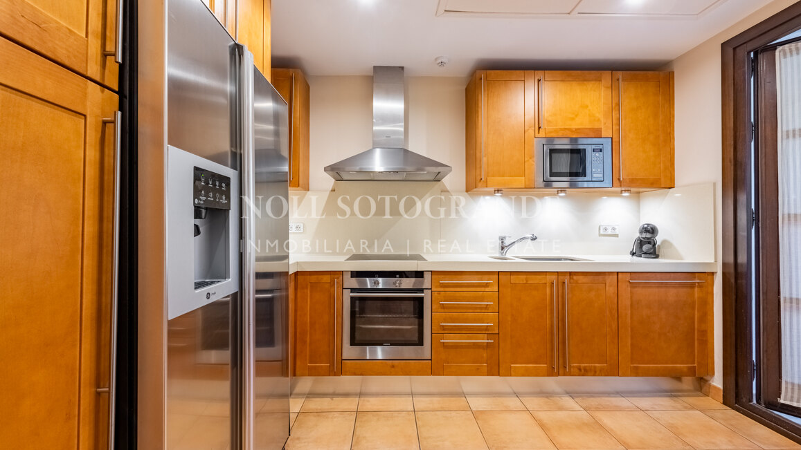 Elegantes Reihenhaus mit drei Schlafzimmern in Los Cortijos de la Reserva, Sotogrande