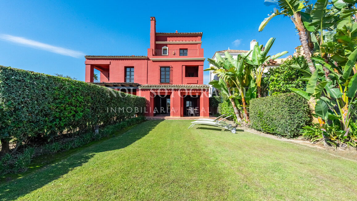 Elegantes Reihenhaus mit drei Schlafzimmern in Los Cortijos de la Reserva, Sotogrande