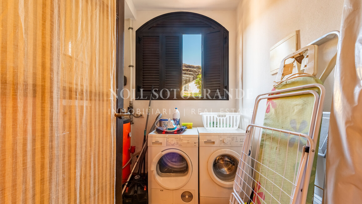 Elegantes Reihenhaus mit drei Schlafzimmern in Los Cortijos de la Reserva, Sotogrande