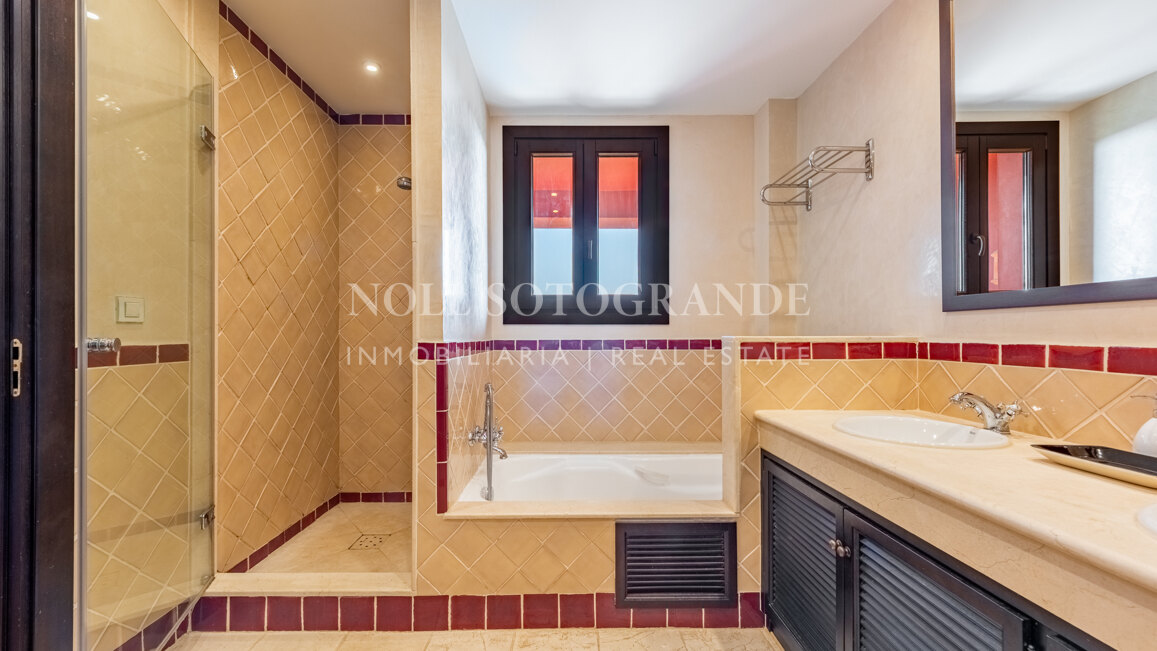 Elegantes Reihenhaus in Los Cortijos de la Reserva, Sotogrande