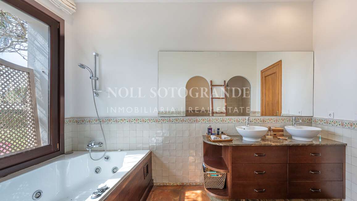 Villa Fuchasia, zum Verkauf in Sotogrande Alto