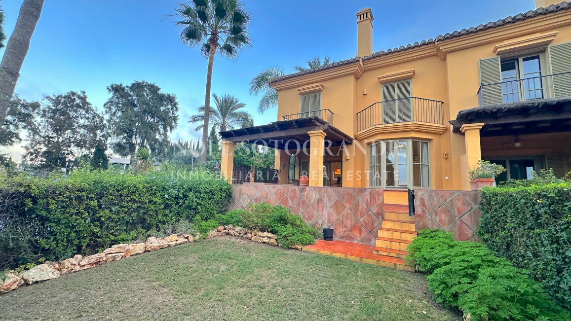 Reihenhaus in Los Cármenes, Sotogrande Alto
