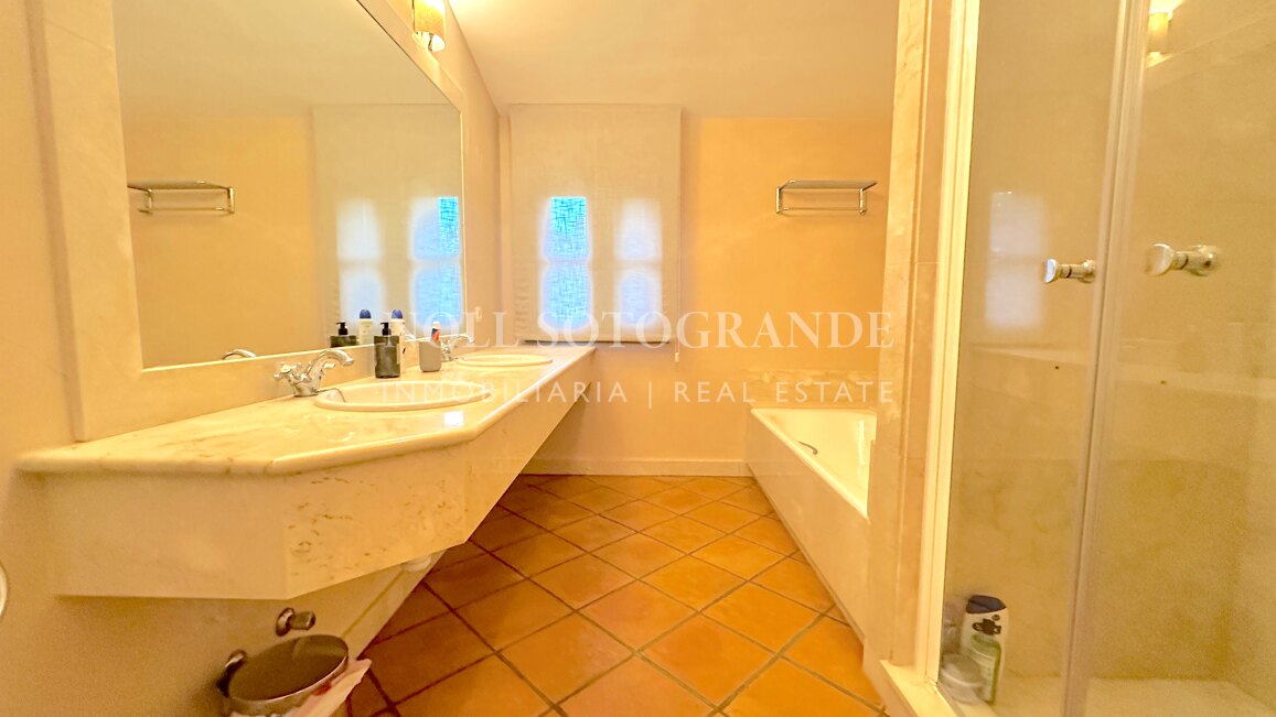 Reihenhaus in Los Cármenes, Sotogrande Alto