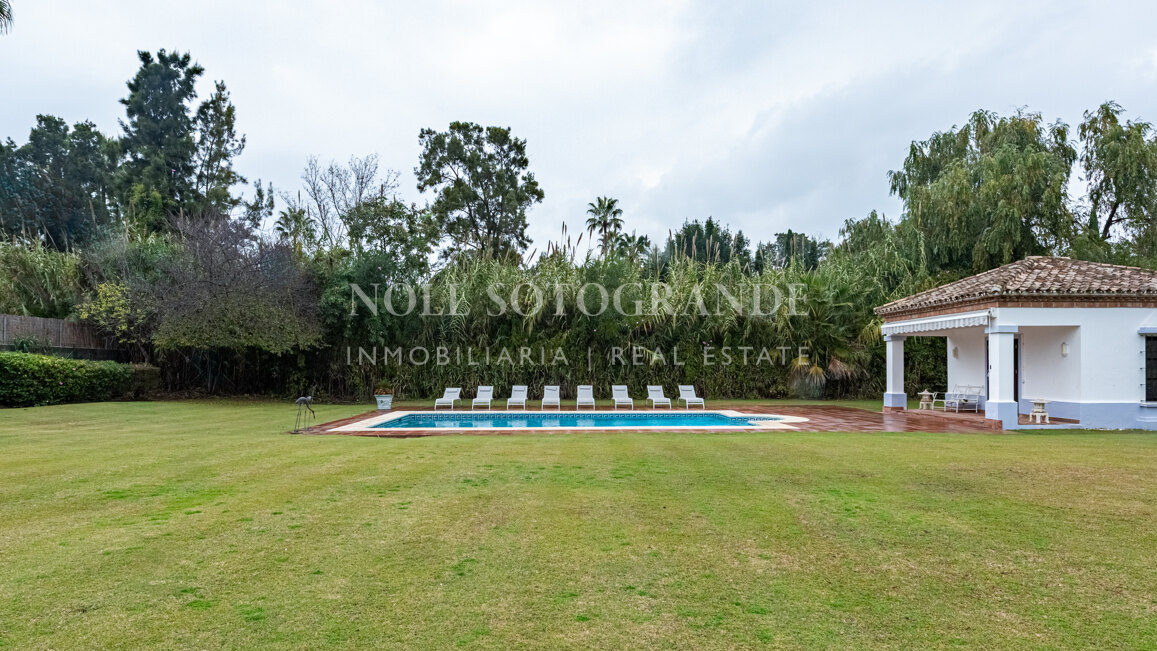 Elegante Villa mit 5 Schlafzimmern zur Langzeitmiete in Kings and Queens, Sotogrande Costa