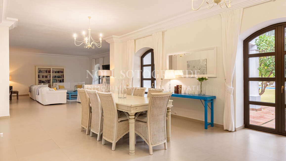 Elegante Villa mit 5 Schlafzimmern zur Langzeitmiete in Kings and Queens, Sotogrande Costa