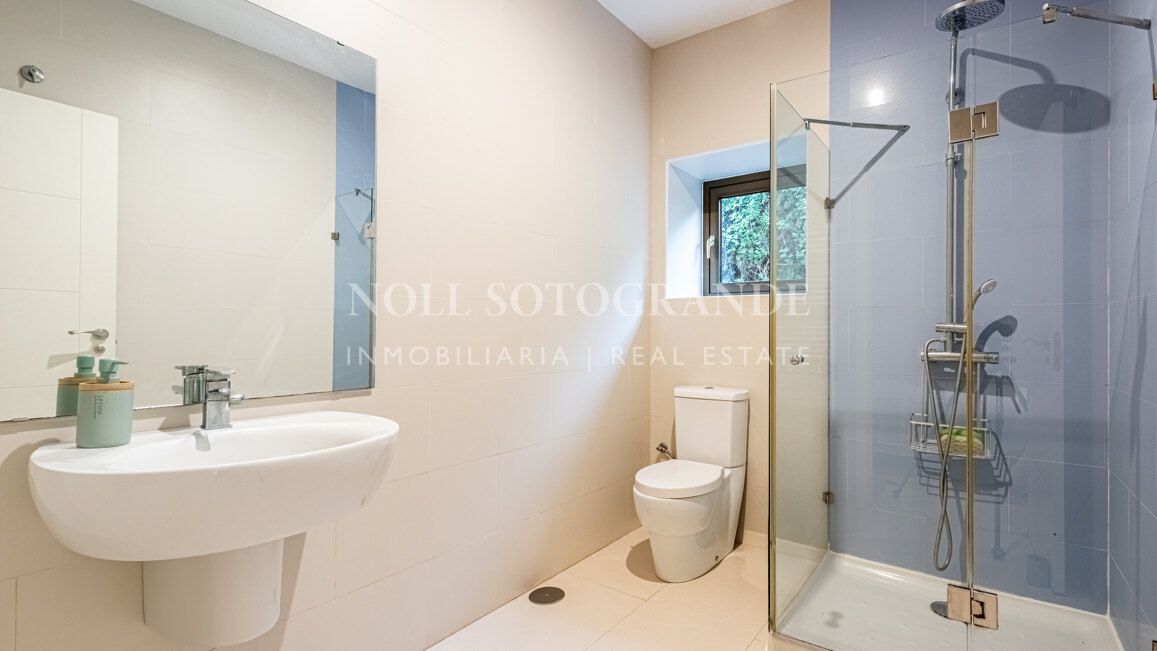 Elegante Villa mit 5 Schlafzimmern zur Langzeitmiete in Kings and Queens, Sotogrande Costa