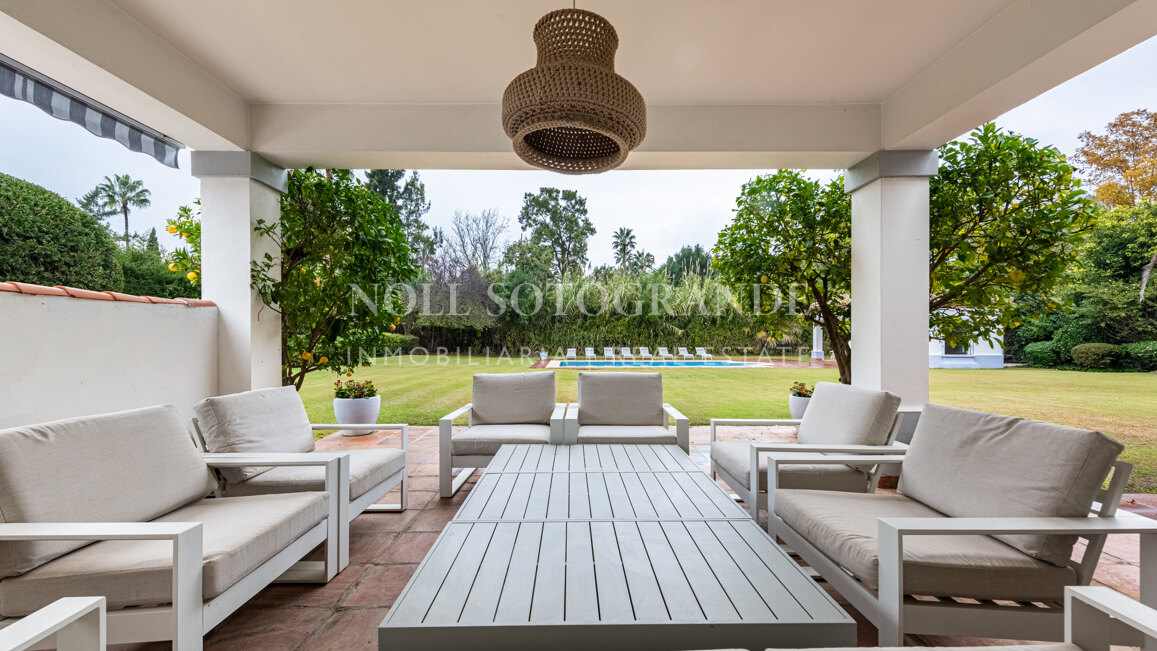 Elegante Villa mit 5 Schlafzimmern zur Langzeitmiete in Kings and Queens, Sotogrande Costa