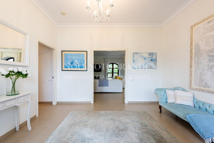 Elegante Villa mit 5 Schlafzimmern zur Langzeitmiete in Kings and Queens, Sotogrande Costa