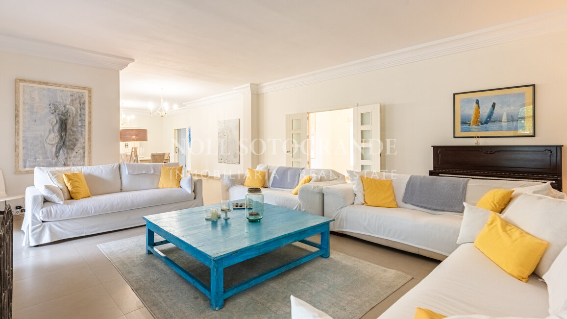 Elegante Villa mit 5 Schlafzimmern zur Langzeitmiete in Kings and Queens, Sotogrande Costa