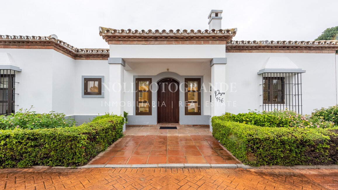 Elegante Villa mit 5 Schlafzimmern zur Langzeitmiete in Kings and Queens, Sotogrande Costa