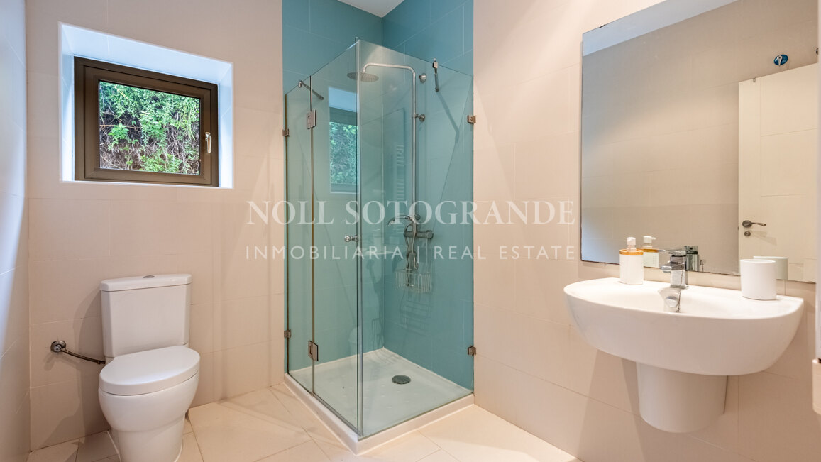 Elegante Villa mit 5 Schlafzimmern zur Langzeitmiete in Kings and Queens, Sotogrande Costa