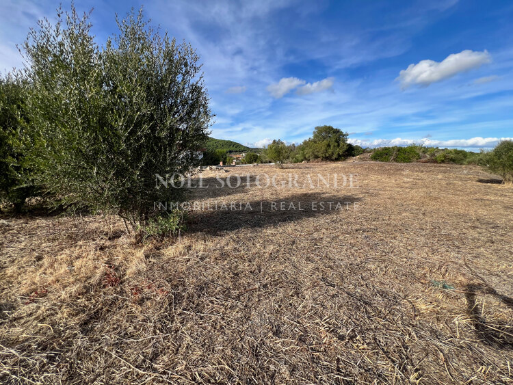 Building plot with sea views available for sale in La Reserva