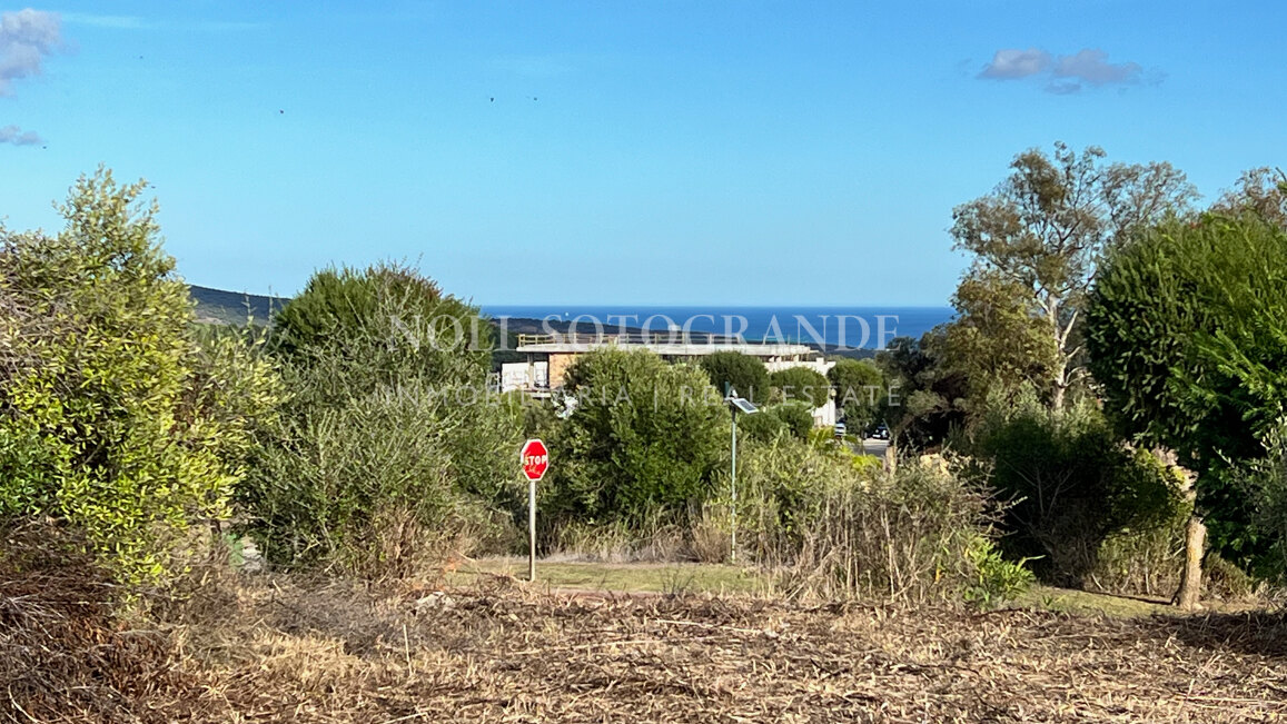 Building plot with sea views available for sale in La Reserva