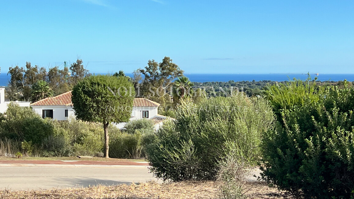 Building plot with sea views available for sale in La Reserva