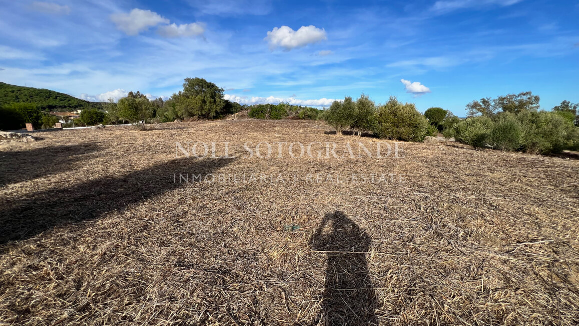 Building plot with sea views available for sale in La Reserva