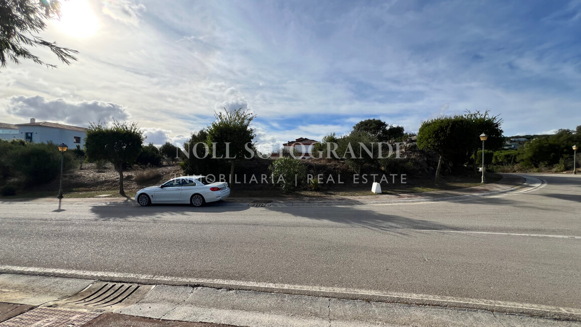 Building plot with sea views available for sale in La Reserva