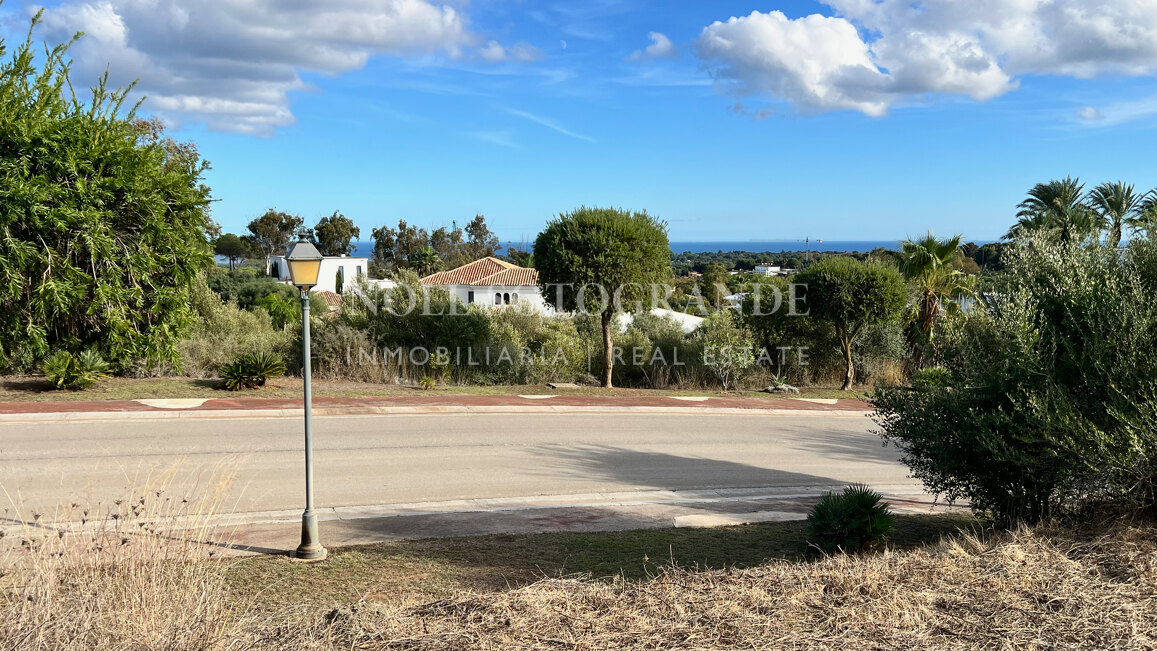 Building plot with sea views available for sale in La Reserva