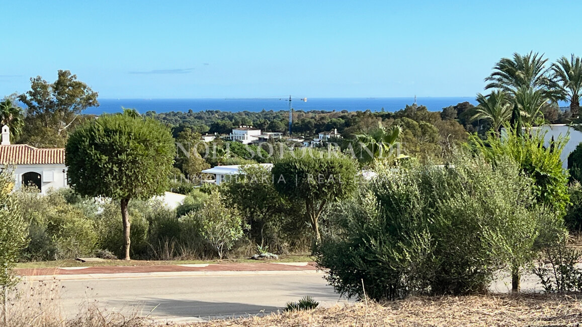 Building plot with sea views available for sale in La Reserva