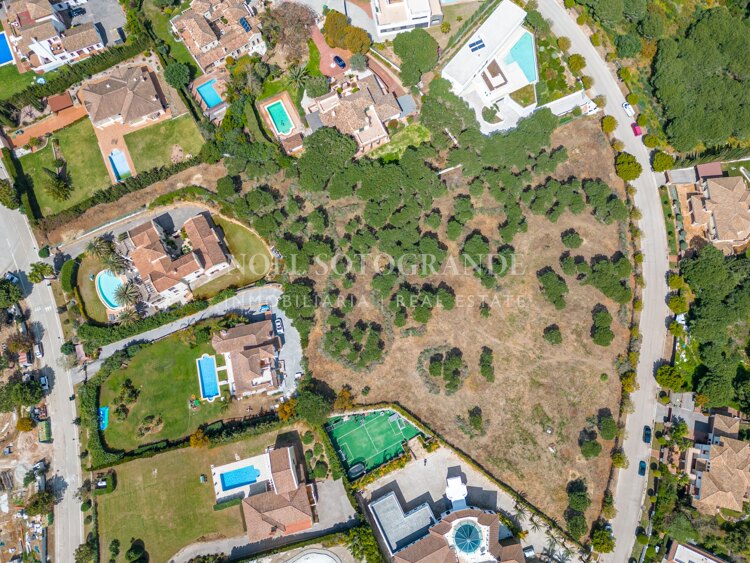 Erstklassiges Baugrundstück mit Meerblick in Sotogrande Alto (Zona G).