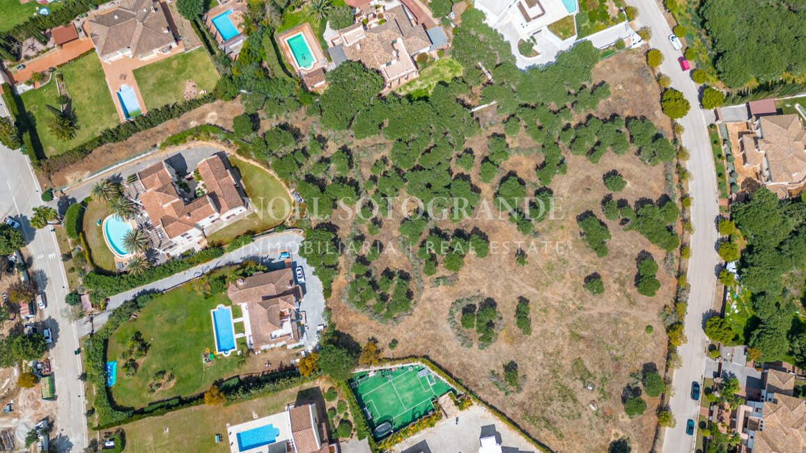 Erstklassiges Baugrundstück mit Meerblick in Sotogrande Alto (Zona G).