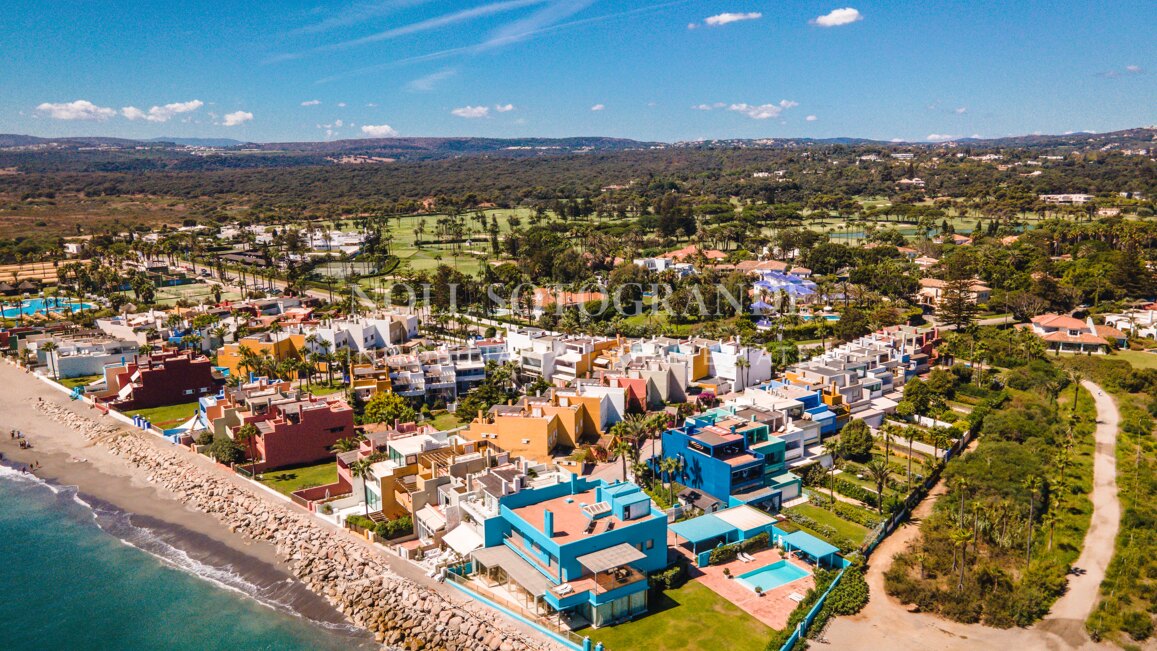 Seltene Eleganz direkt am Strand in Sotograndes legendärem „Lacasitos”