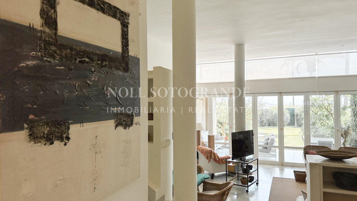 Seltene Eleganz direkt am Strand in Sotograndes legendärem „Lacasitos”