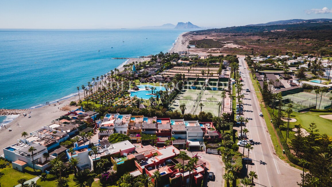 Seltene Eleganz direkt am Strand in Sotograndes legendärem „Lacasitos”