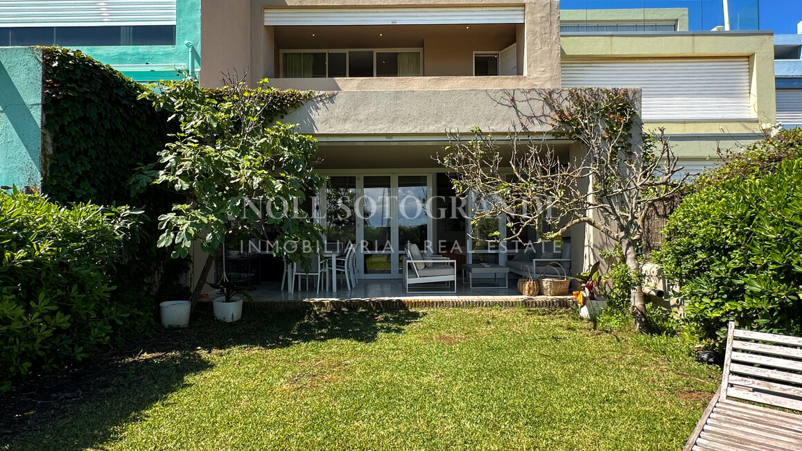 Seltene Eleganz direkt am Strand in Sotograndes legendärem „Lacasitos”