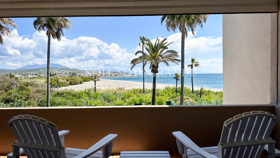 Seltene Eleganz direkt am Strand in Sotograndes legendärem „Lacasitos”