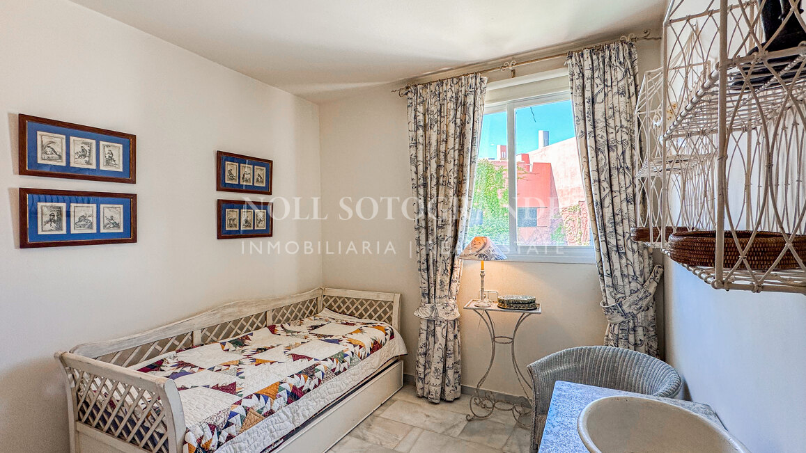 Seltene Eleganz direkt am Strand in Sotograndes legendärem „Lacasitos”