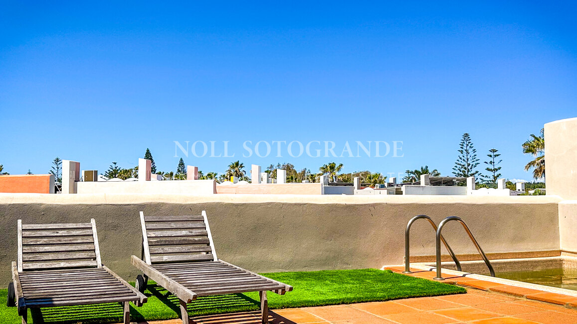 Seltene Eleganz direkt am Strand in Sotograndes legendärem „Lacasitos”