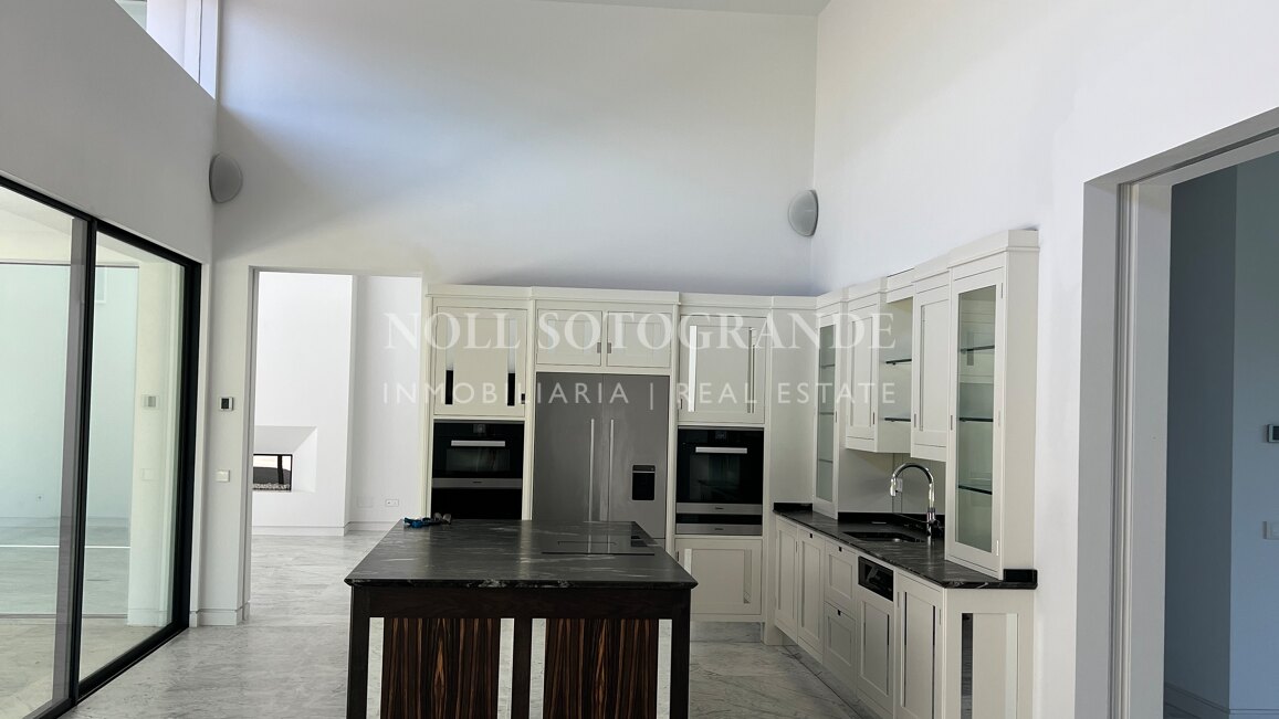 Erste Linie Golf Villa – Modern, privat und außergewöhnlich geräumig