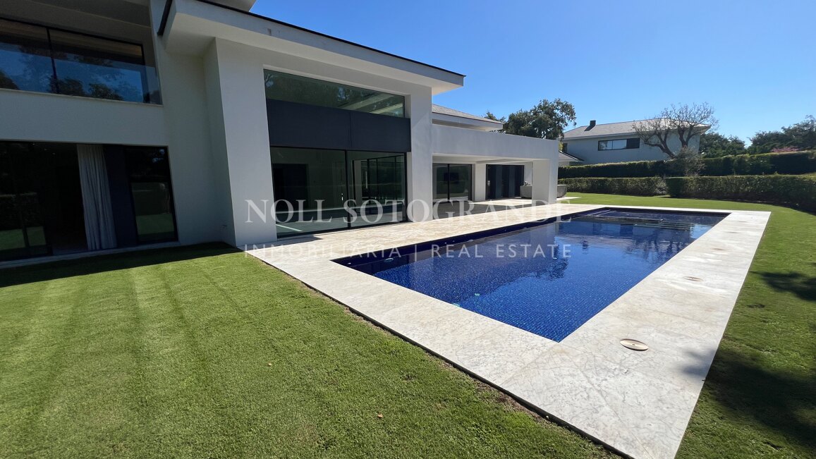 Erste Linie Golf Villa – Modern, privat und außergewöhnlich geräumig
