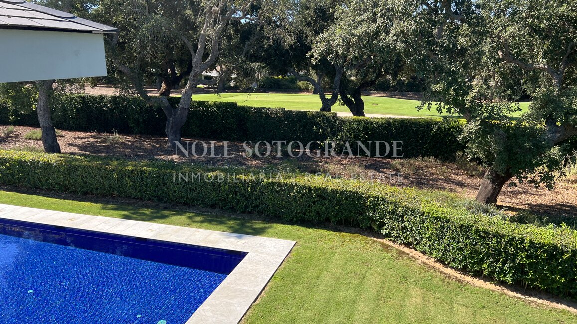 Erste Linie Golf Villa – Modern, privat und außergewöhnlich geräumig