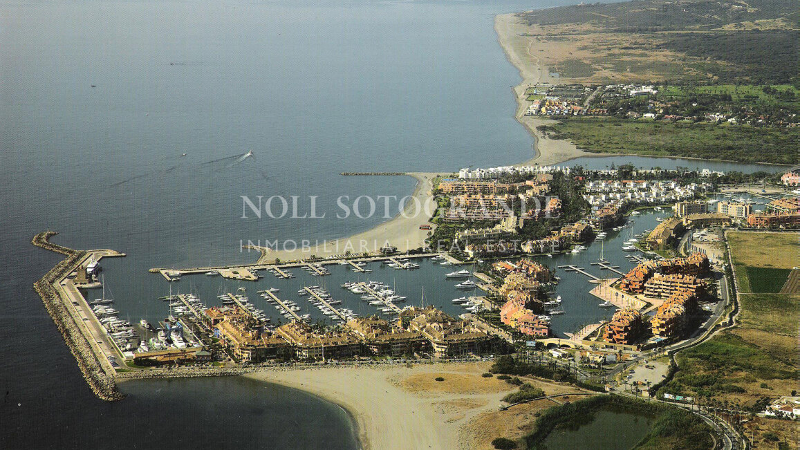 Investitionsmöglichkeit: Gewerbeimmobilie im Hafen von Sotogrande