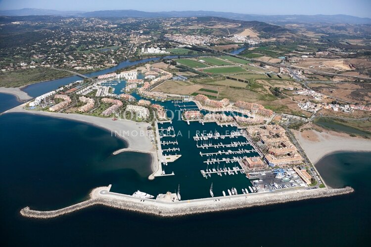 Oportunidad de Inversión: Local Comercial en el Puerto de Sotogrande