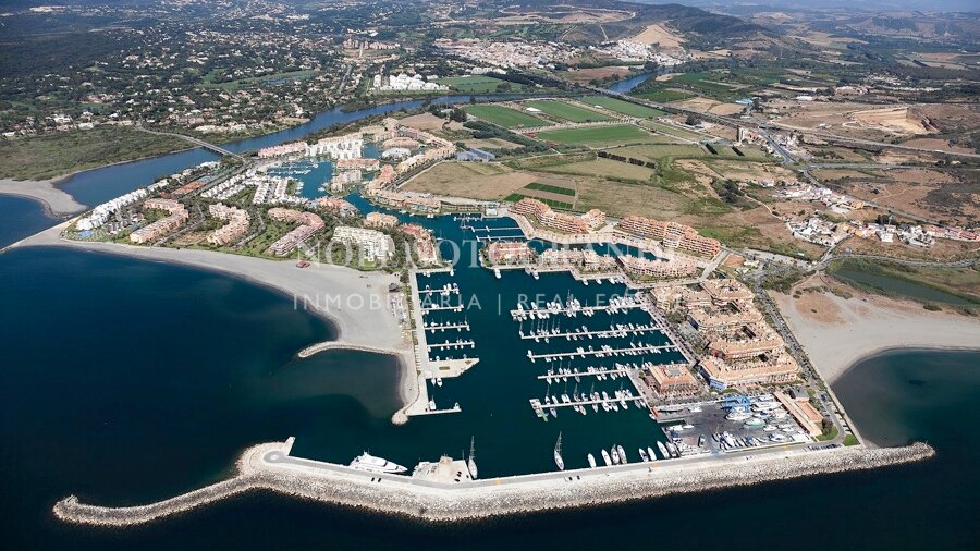 Investitionsmöglichkeit: Gewerbeimmobilie im Hafen von Sotogrande