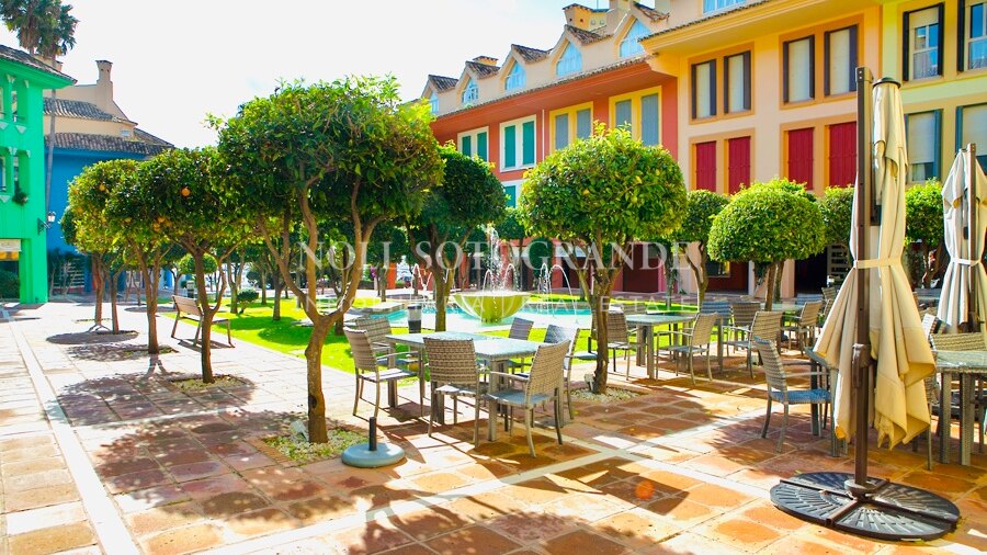 Investitionsmöglichkeit: Gewerbeimmobilie im Hafen von Sotogrande