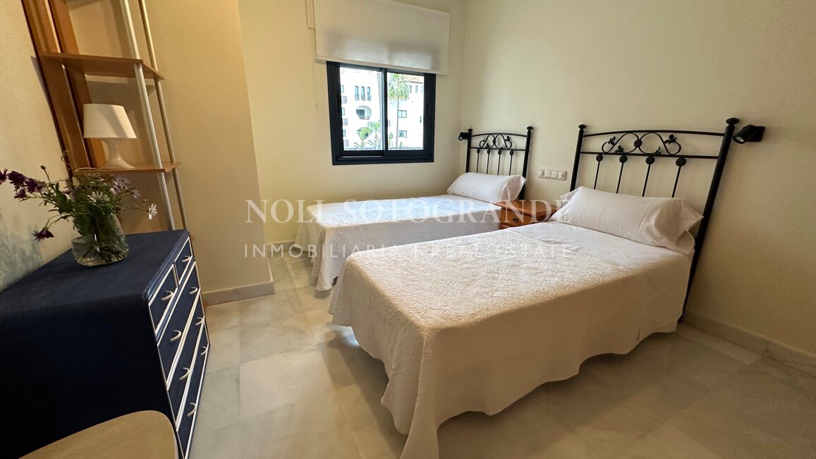 2 Schlafzimmer Wohnung zur Vermietung in El Polo, Sotogrande