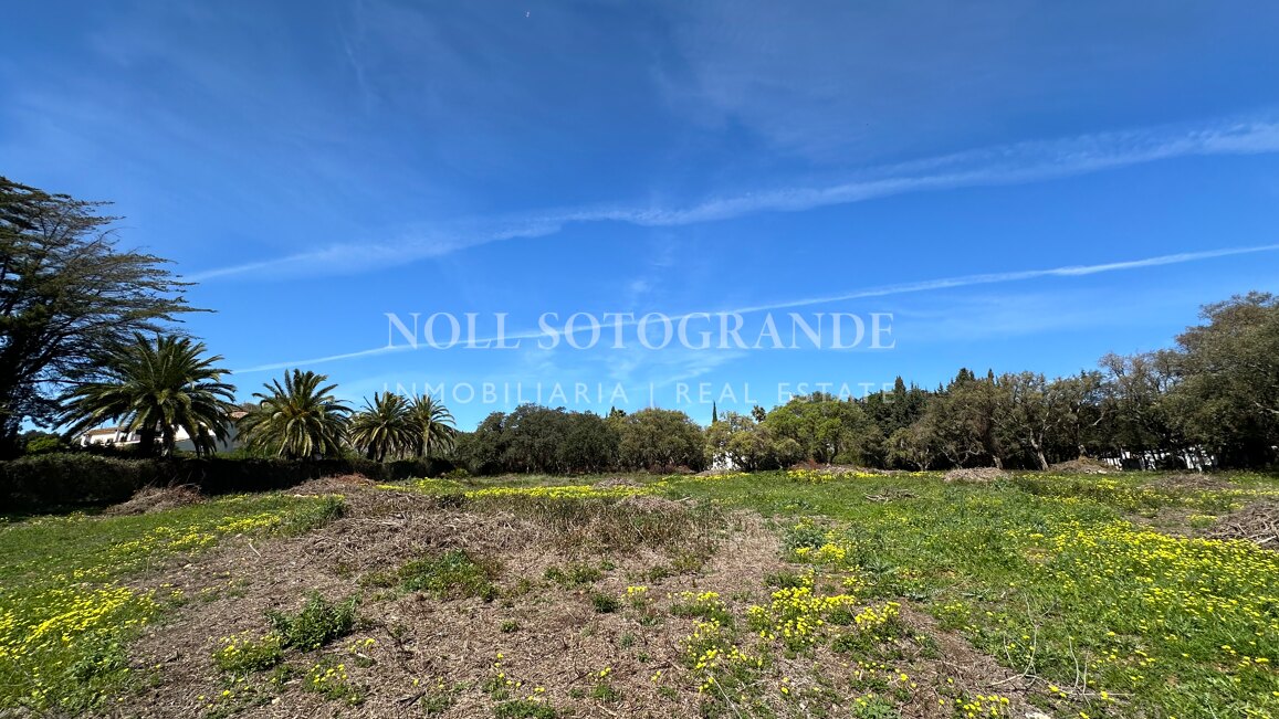 Spektakuläres Baugrundstück zum Verkauf in einer Top-Straße von Sotogrande Alto