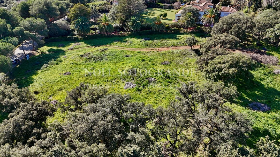 Spektakuläres Baugrundstück zum Verkauf in einer Top-Straße von Sotogrande Alto