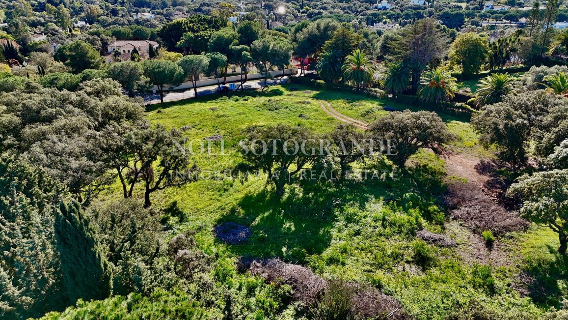 Spektakuläres Baugrundstück zum Verkauf in einer Top-Straße von Sotogrande Alto