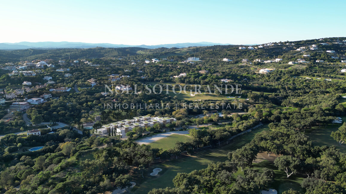 Ein neues Projekt von 14 Luxusreihenhäusern im Bau in Sotogrande