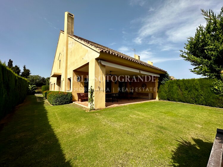 Casa de lujo con 4 dormitorios en Los Granados, Sotogrande Costa – Disponible para alquiler