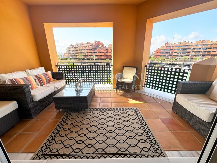 Elegante Wohnung mit Blick auf den Yachthafen in Sotogrande mit privater Terrasse für Kurzzeitvermietungen