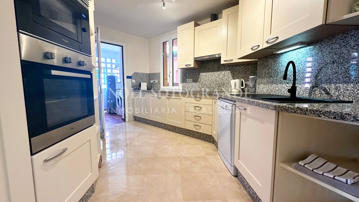 Elegante Wohnung mit Blick auf den Yachthafen in Sotogrande mit privater Terrasse für Kurzzeitvermietungen