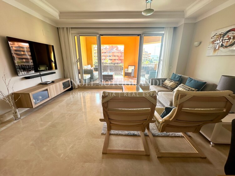 Elegante Wohnung mit Blick auf den Yachthafen in Sotogrande mit privater Terrasse für Kurzzeitvermietungen