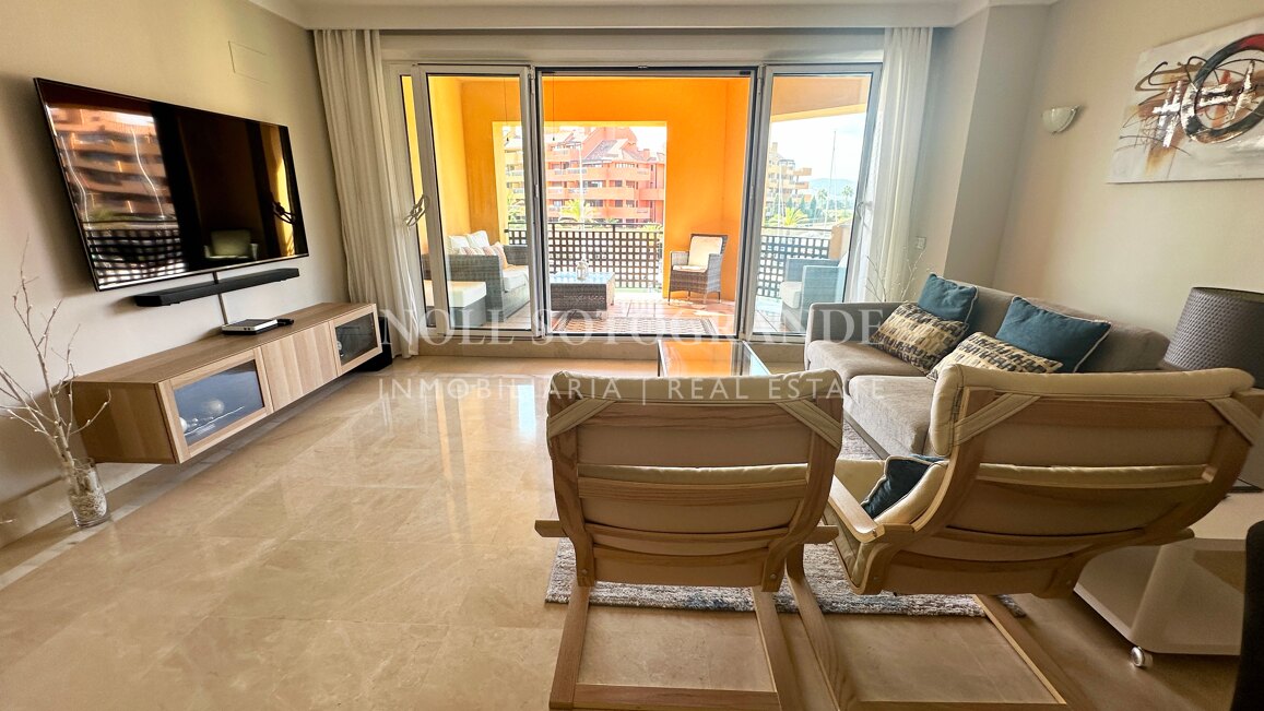Elegante Wohnung mit Blick auf den Yachthafen in Sotogrande mit privater Terrasse für Kurzzeitvermietungen